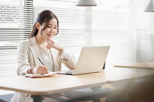 Asian woman taking notes, fem, geschäftsfrau, coworking raum, JPG