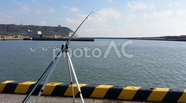 海（港）で釣り竿で魚釣り 魚釣り,海釣り,投げ釣りの写真素材