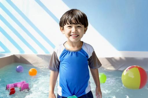 ミニプールで遊ぶ男の子 ミニプールで遊ぶ男の子の写真