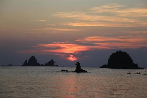 大田子海岸の美しい夕景 大田子海岸の美しい夕景 大田子海岸,落陽,日の入りの写真素材
