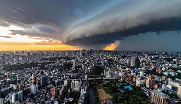 台風が近づいている都会の街並みと空 台風が近づいている都会の街並みと空の写真