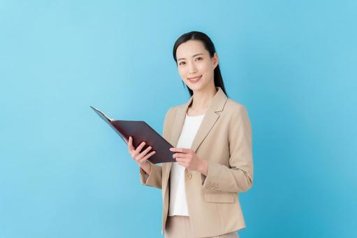 青バックの若いビジネスウーマン ビジネス,女性,ビジネスウーマンの写真素材