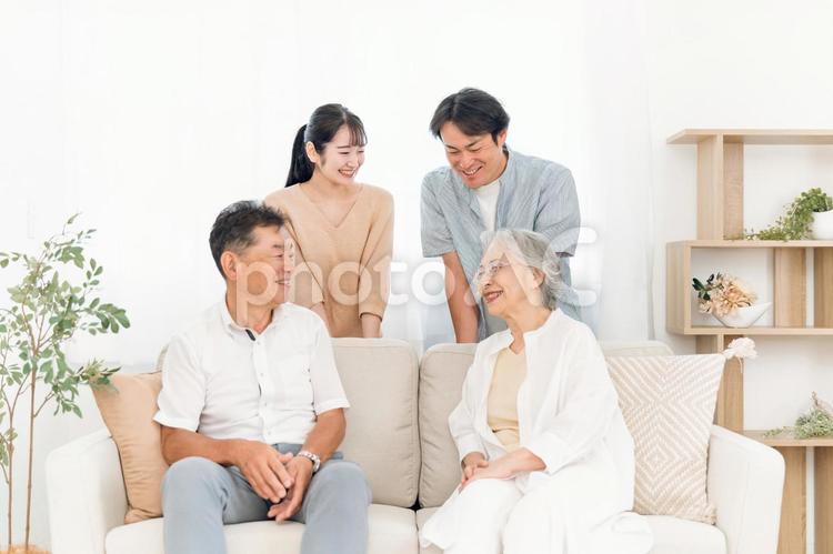 ソファに座る家族（話す） 家族,親子,ファミリーの写真素材