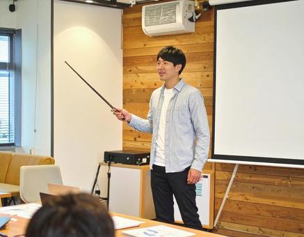 セミナー講師として話す日本人男性 セミナー講師として話す日本人男性の写真