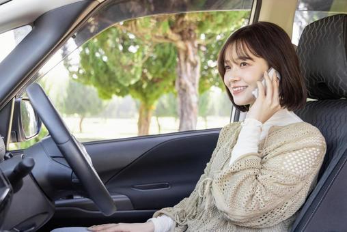 若い女性 運転 停車 スマートフォン 若い女性 運転 停車 スマートフォン 女性,ドライブ,自動車の写真素材
