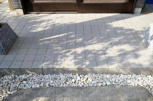 木漏れ日が注ぐ玄関前の敷石と玉砂利 木漏れ日が注ぐ玄関前の敷石と玉砂利 玄関,玉砂利,敷石の写真素材