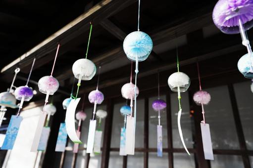 福岡 秋月 風鈴の並ぶ軒先 風鈴,ガラス,軒先の写真素材
