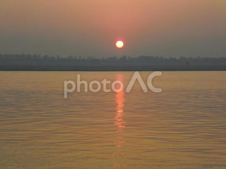 ガンジズ川の夕日 ガンジス川,夕日,インドの写真素材
