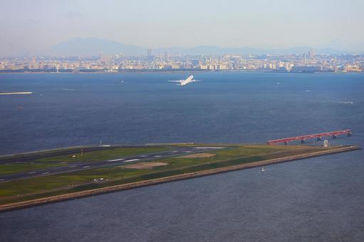 １０月中旬の羽田空港を離陸する旅客機 旅客機,ジェット機,乗り物の写真素材