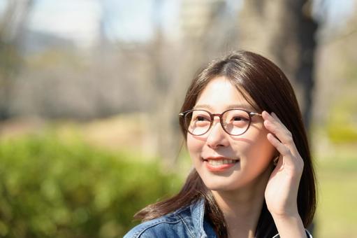 公園で微笑むメガネの女性 公園で微笑むメガネの女性 メガネ,眼鏡,公園の写真素材
