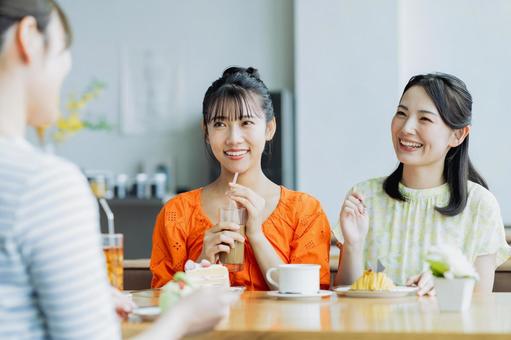 カフェでくつろぐ若い女性 カフェでくつろぐ若い女性 女性,カフェ,笑顔の写真素材