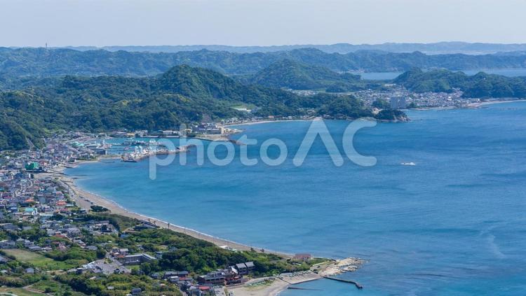 港に面したまちなみと山 海,港,風景の写真素材