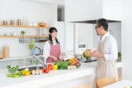 キッチンで料理を作るミドルの夫婦 キッチンで料理を作るミドルの夫婦 料理,家族,夫婦の写真素材