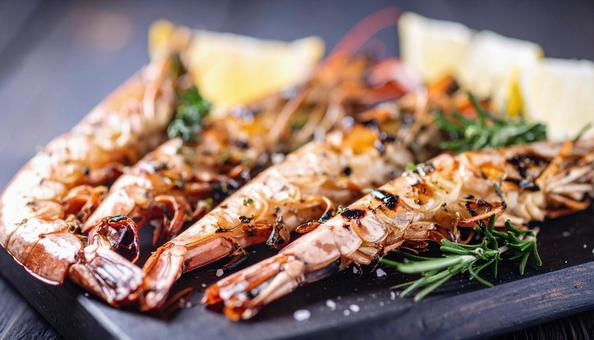 皿に盛られた海老の写真