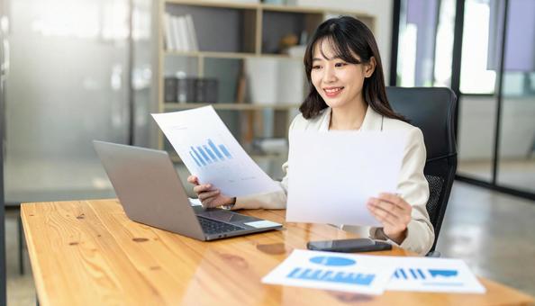 資料作成・分析をするビジネスマン 資料作成・分析をするビジネスマンの写真