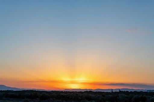 真っ赤な夕焼け 夕焼け,夕景,夕日の写真素材