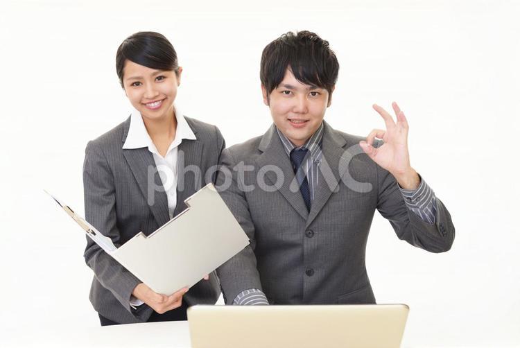 ビジネスマン　チームワーク　同僚 ビジネス,ビジネスウーマン,キャリアウーマンの写真素材