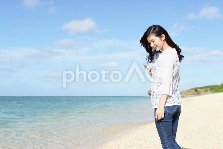 南国沖縄の美しいビーチで寛ぐ女性 女性,女,沖縄の写真素材