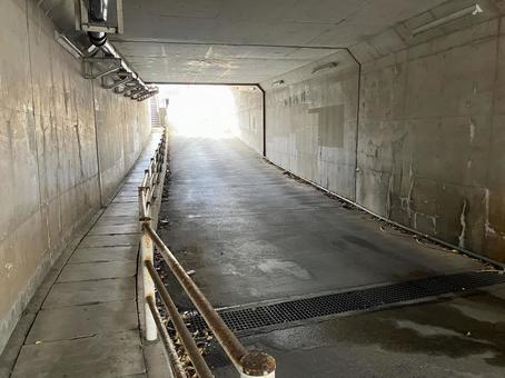 昼間の地下道 地下道,車道,歩道の写真素材