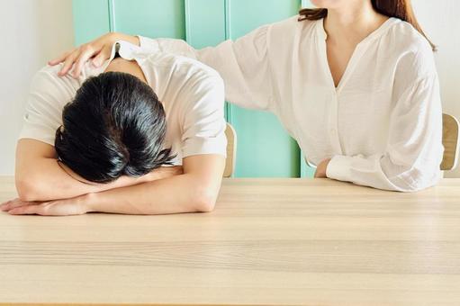 肩に手を置いて男性を慰める女性 肩に手を置いて男性を慰める女性 励ます,慰める,落ち込むの写真素材