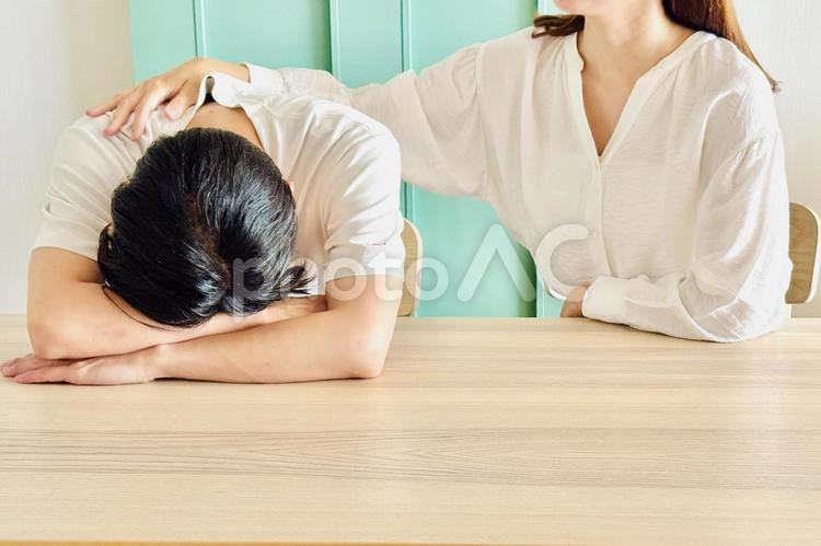肩に手を置いて男性を慰める女性 励ます,慰める,落ち込むの写真素材