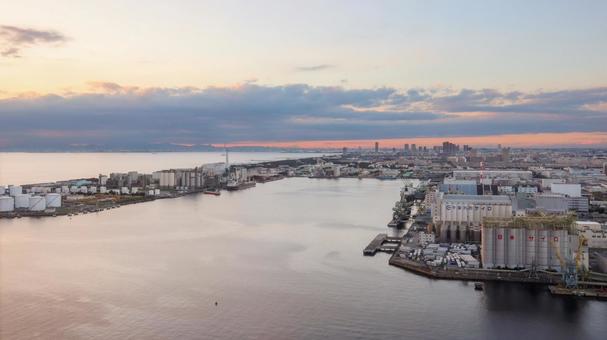 夕暮れ時の静かな湾岸風景 工業地帯,夕暮れ,工場の写真素材