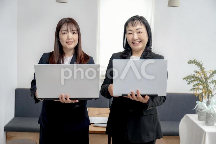 PCとビジネスウーマンたち 提示,紹介,プレゼンの写真素材