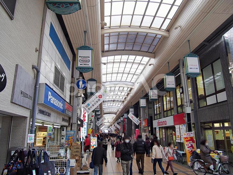 冬のアーケード商店街 アーケード,高槻センター街,商店街の写真素材
