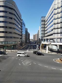 交差点からの街並み 街並み,道路,ビルの写真素材