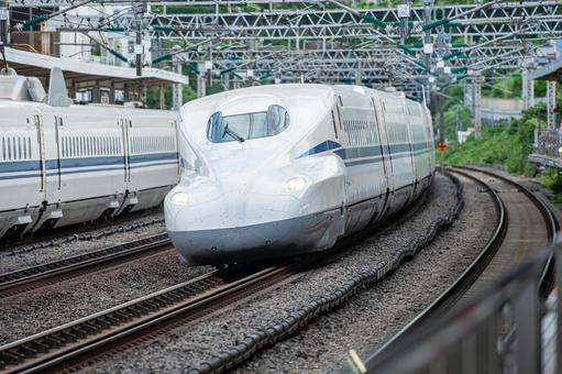 駅を通過する東海道山陽新幹線N700S 駅を通過する東海道山陽新幹線N700S 東海道,山陽,新幹線の写真素材