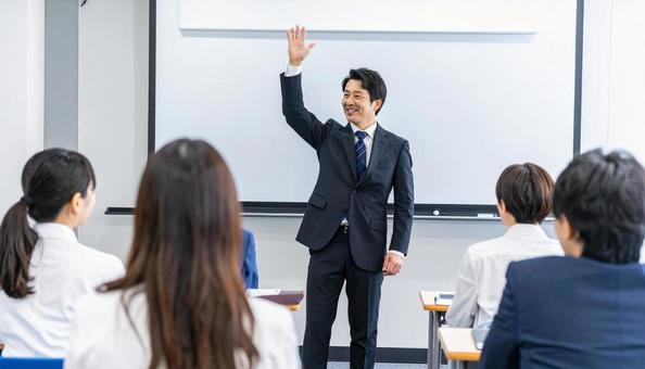 セミナー・プレゼンをする講師と挙手する人 セミナー・プレゼンをする講師と挙手する人の写真