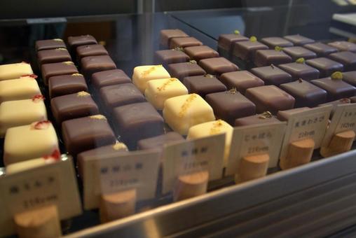 ショコラ専門店に並ぶ色とりどりの生チョコ 生チョコ,チョコレート,ショコラの写真素材