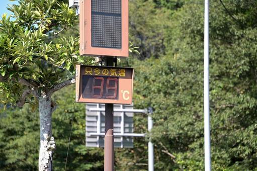 39℃の気温を示す道路沿いのデジタル標示 39℃の気温を示す道路沿いのデジタル標示の写真