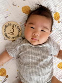 カメラを見つめる3ヶ月乳児 カメラを見つめる3ヶ月乳児 赤ちゃん,月齢フォト,ベビーの写真素材