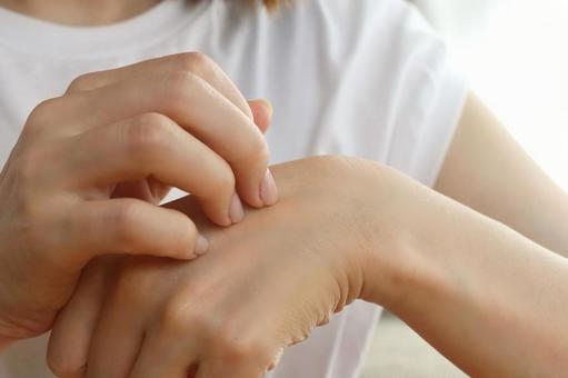 手を掻く女性 手を掻く女性の写真