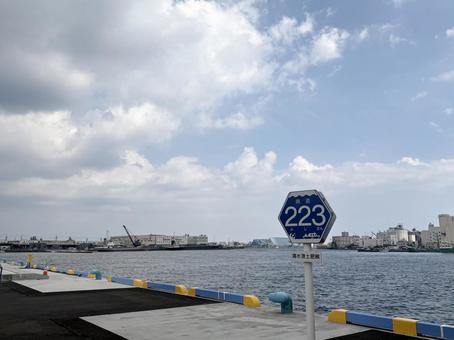 海の上の県道 海の上の県道 標識,道,海の写真素材