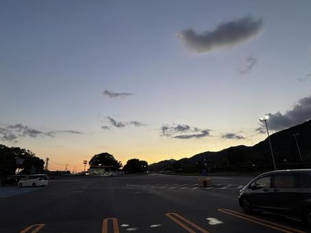 夕暮れサービスエリア 夕暮れサービスエリア 夕焼け,空,道路の写真素材