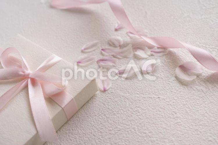 ピンクのリボンと白いプレゼントの箱 ギフト,プレゼント,祝いの写真素材