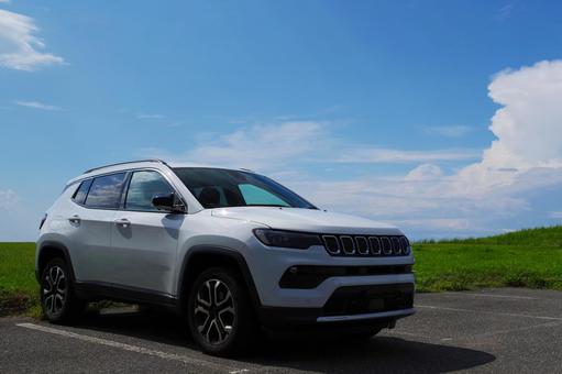 車と青空の写真