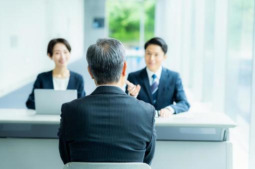 面接を受けるシニア男性 面接,面談,笑顔の写真素材