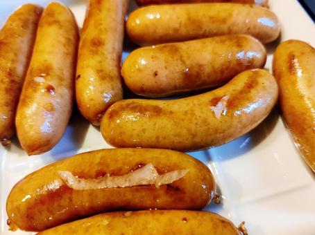 美味しそうに焼けたジューシーなソーセージ 美味しそうに焼けたジューシーなソーセージ ソーセージ,ウインナー,ウィンナーの写真素材