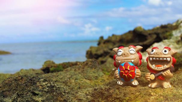 沖縄の青い海と笑顔のシーサーたち 沖縄の青い海と笑顔のシーサーたち シーサー,海,沖縄の写真素材