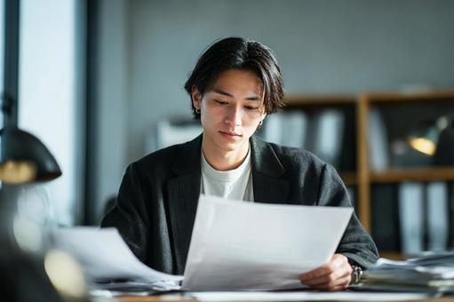 書類を確認するビジネスマンのイメージの写真