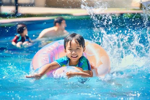 プールで遊ぶ子どもの写真