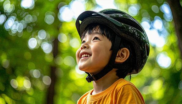 自転車用ヘルメットをかぶる男の子 自転車用ヘルメットをかぶる男の子の写真
