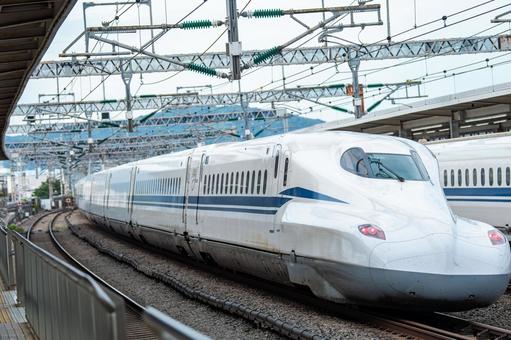駅を通過する東海道山陽新幹線N700S 駅を通過する東海道山陽新幹線N700S 東海道,山陽,新幹線の写真素材