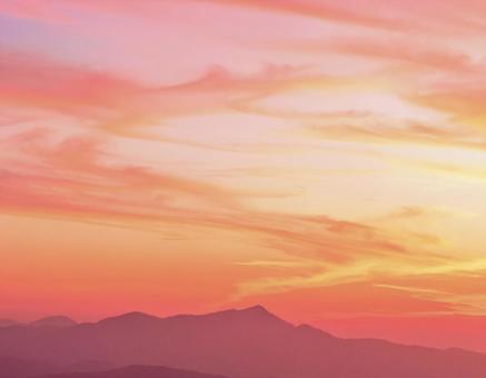 赤く染まる夕焼け空の美しい風景 赤く染まる夕焼け空の美しい風景の写真