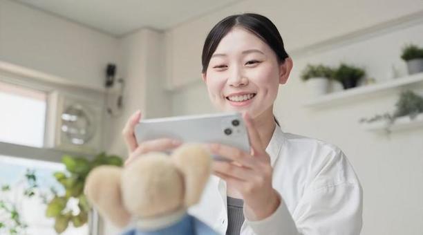 スマホで商品の写真を撮るアジア人女性 スマホ,写真,撮影の写真素材