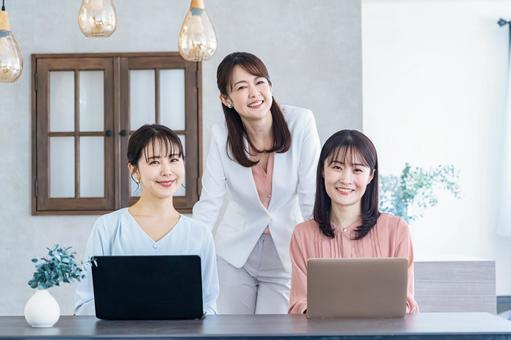 カメラ目線の私服の女性3人 ミーティング,笑顔,ビジネスの写真素材