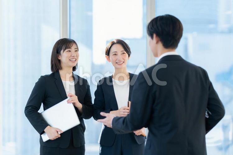 会議をする男女のビジネスマン ビジネス,会議,オフィスの写真素材